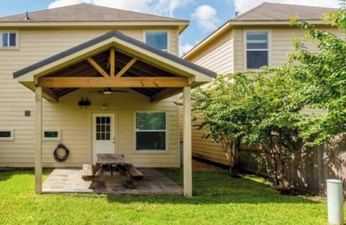 North Houston Casa | Cheerful 3-Bedroom Home With Back Yard and Garage in Houston