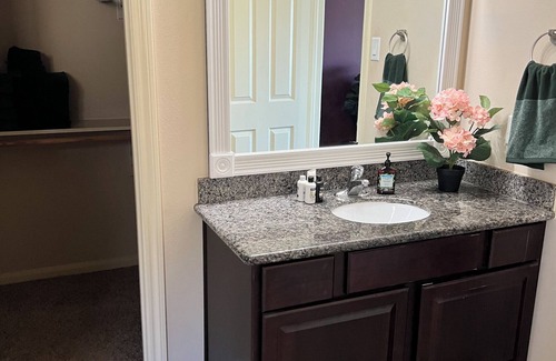 North Houston Casa | Cheerful 3-Bedroom Home With Back Yard and Garage in Houston