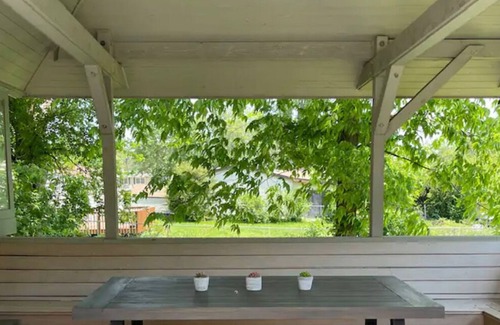 Pistakee Highlands Casa | Cheerful 3 bedroom home on channel