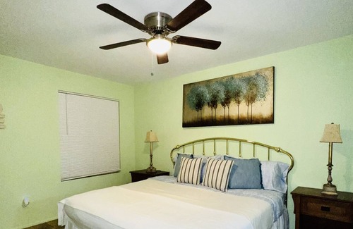Maryvale Alquiler De Eote | Cheerful 3 bedroom home with attached parking garage.