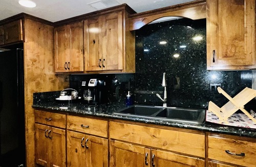 Maryvale Alquiler De Eote | Cheerful 3 bedroom home with attached parking garage.