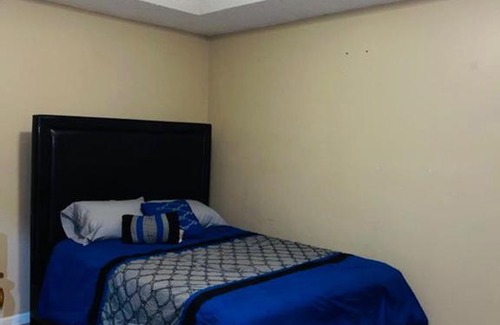 Dothan Casa | Cheerful 3 bedroom house with fireplace!