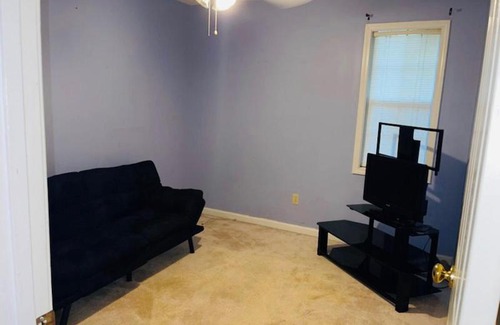Dothan Casa | Cheerful 3 bedroom house with fireplace!