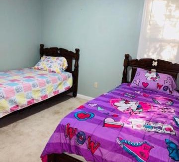 Dothan Casa | Cheerful 3 bedroom house with fireplace!