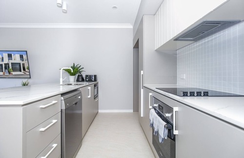Helensvale Casa | Cheerful 3 Bedroom townhouse with Parking