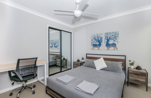 Helensvale Casa | Cheerful 3 Bedroom townhouse with Parking
