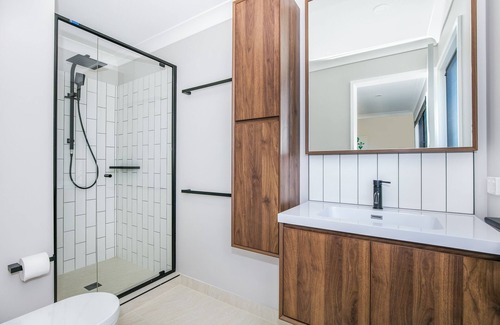 Helensvale Casa | Cheerful 3 Bedroom townhouse with Parking