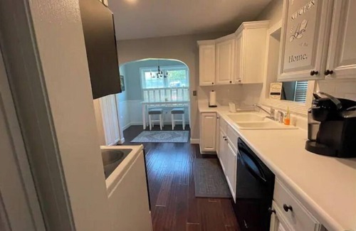 Battle Creek Cabaña | Cheerful 3 Bedroom Cottage Getaway w/ Lake Access