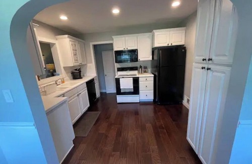 Battle Creek Cabaña | Cheerful 3 Bedroom Cottage Getaway w/ Lake Access