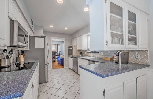 Northeast Dallas Casa | Cheerful 3-bedroom with a Pool