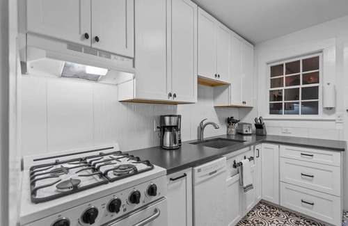 Wilmington Historic District Casa | Cheerful 4 Bed House w/ Sunroom-Sleeps8-Firepit!