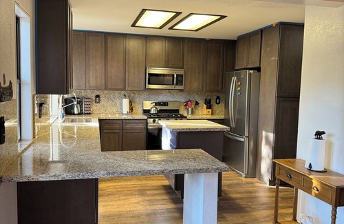 Lake Arrowhead Cabina | Cheerful 4-Bedroom Cabin with Hot Tub