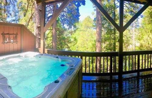 Lake Arrowhead Cabina | Cheerful 4-Bedroom Cabin with Hot Tub