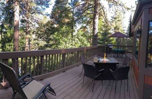 Lake Arrowhead Cabina | Cheerful 4-Bedroom Cabin with Hot Tub