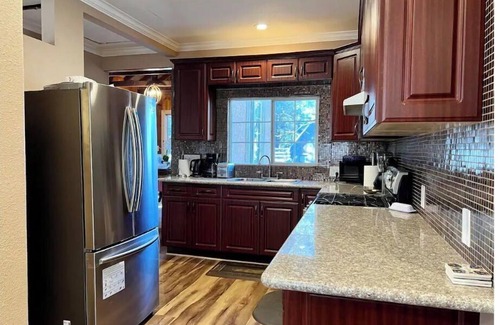 Crestline Cabina | Cheerful 4-bedroom cabin with indoor fireplace