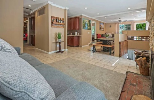 Crestline Cabina | Cheerful 4-bedroom cabin with indoor fireplace
