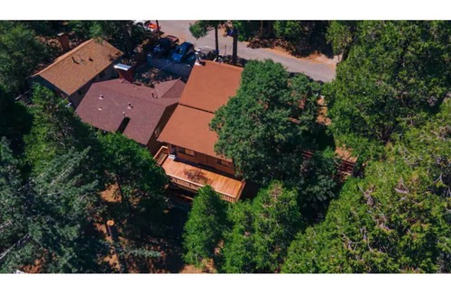 Crestline Cabina | Cheerful 4-bedroom cabin with indoor fireplace