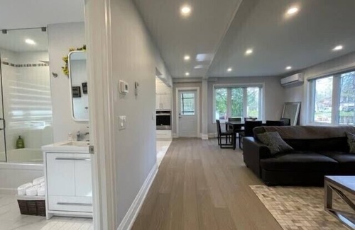 Innisfil Cabaña | Cheerful 4 Bedroom Cottage w/free Parking & WiFi, on Lake Simcoe