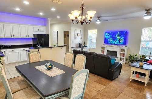 Clearwater Casa | Cheerful 4 bedroom house near Clearwater Beach! Pet Friendly.