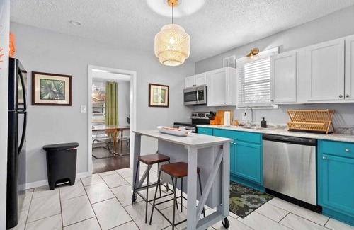 Rosedale Casa | Cheerful 4 Bedroom Home by KU & 39th St. Shops | 4