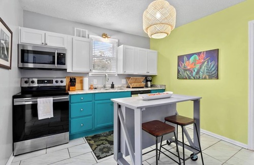 Rosedale Casa | Cheerful 4 Bedroom Home by KU & 39th St. Shops | 4