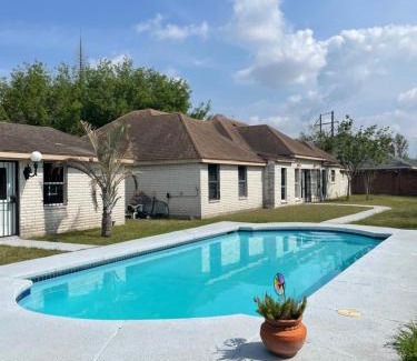 Brownsville Casa | Cheerful 4 bedroom home with pool and BBQ area with 5th bedroom option