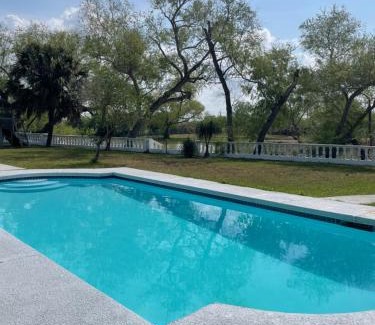 Brownsville Casa | Cheerful 4 bedroom home with pool and BBQ area with 5th bedroom option