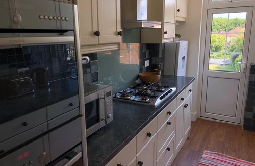 Bickley Casa | Cheerful 4 bedroom home with lovely garden