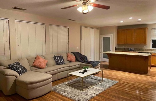 North Natomas Casa | Cheerful 4-bedroom residential home with Jacuzzi