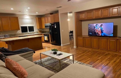 North Natomas Casa | Cheerful 4-bedroom residential home with Jacuzzi