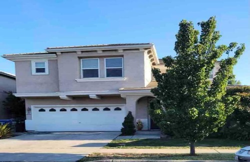 North Natomas Casa | Cheerful 4-bedroom residential home with Jacuzzi