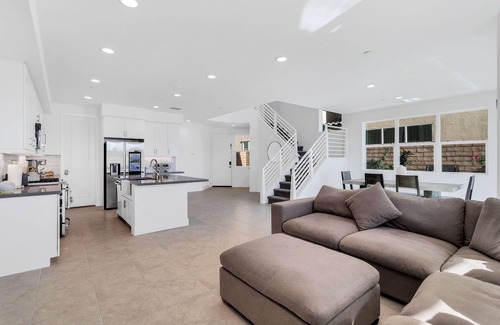 Indio Casa | Cheerful 4-bedroom vacation home with POOL