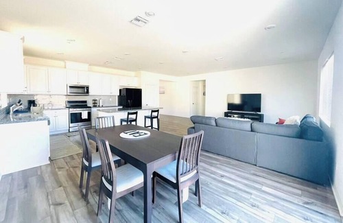 Riverside Casa | Cheerful 4b2b single story home