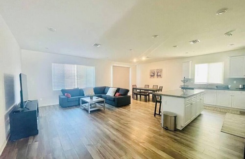 Riverside Casa | Cheerful 4b2b single story home