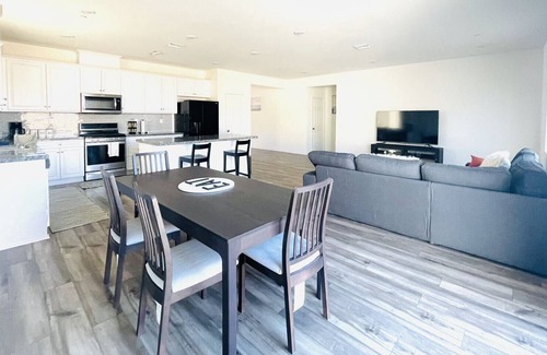 Riverside Casa | Cheerful 4bed2bath single story home w/park trails