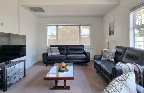 Remuera Casa | Cheerful 5 - Bedroom Home with Free Parking