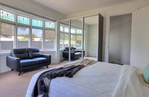 Remuera Casa | Cheerful 5 - Bedroom Home with Free Parking