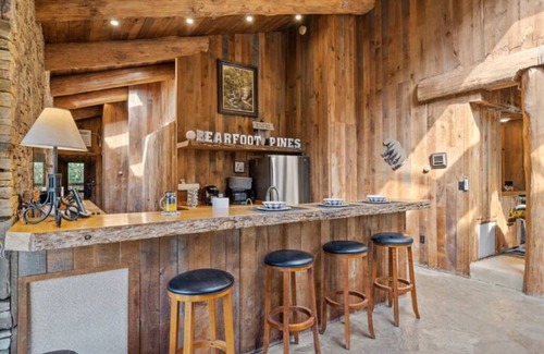 Champion Cabina | Cheerful 5 Bedroom Mountain House - Bearfoot Pines