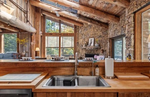 Champion Cabina | Cheerful 5 Bedroom Mountain House - Bearfoot Pines