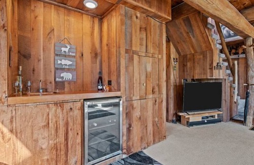 Champion Cabina | Cheerful 5 Bedroom Mountain House - Bearfoot Pines
