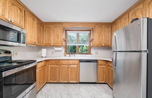 South Glastonbury Casa | Cheerful 5-bedrooms home located on a cul-de-sac in a quiet neighborhood.