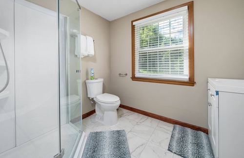 South Glastonbury Casa | Cheerful 5-bedrooms home located on a cul-de-sac in a quiet neighborhood.
