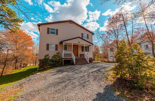 Long Pond Casa | Cheerful 6 bedroom in the heart of Poconos
