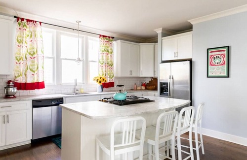 The Nations Casa | Cheerful 6 Beds, 3 Bedroom House w/ Outdoor Space!