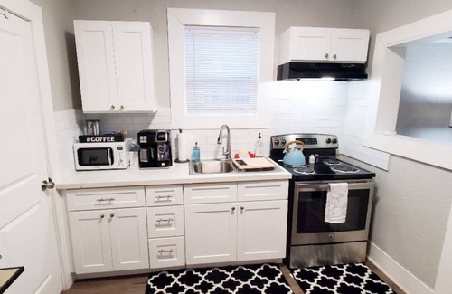 Galveston Cabaña | Cheerful and Bright 2 Bedroom Cottage