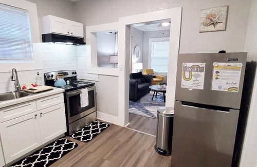 Galveston Cabaña | Cheerful and Bright 2 Bedroom Cottage