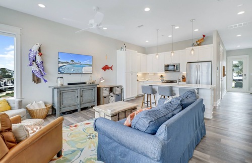 Rockport Condominio | Cheerful bayfront condo with infinity pool, scenic patio, & W/D - fishing nearby