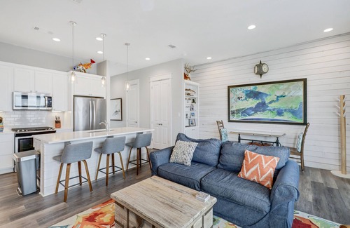 Rockport Condominio | Cheerful bayfront condo with infinity pool, scenic patio, & W/D - fishing nearby