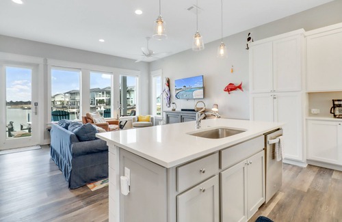 Rockport Condominio | Cheerful bayfront condo with infinity pool, scenic patio, & W/D - fishing nearby