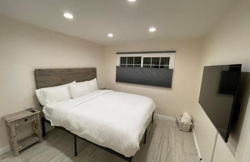 Canoga Park Casa | Cheerful, Beautifully Remodeled, Modern, Comfortable Home